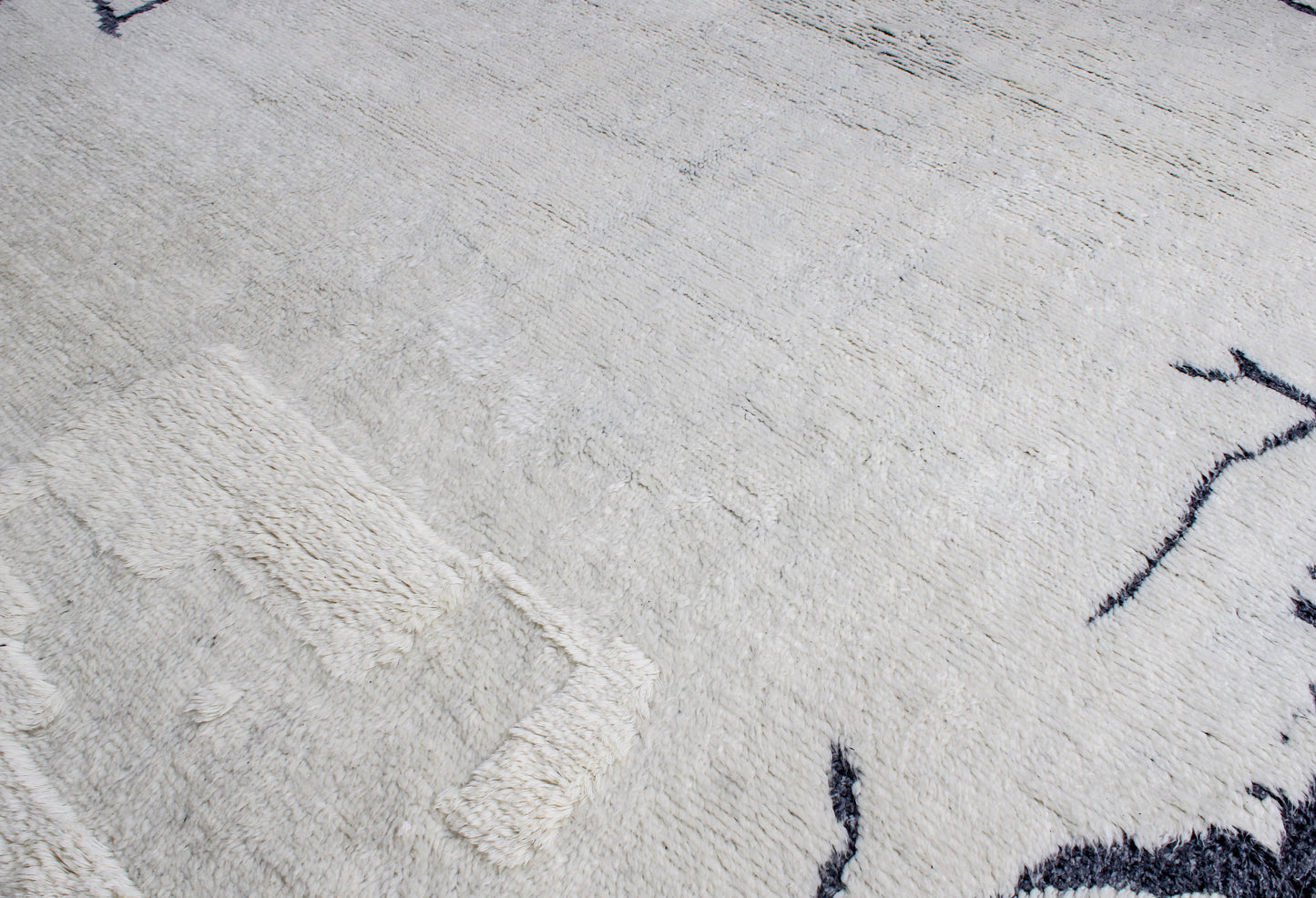 Finite Mosaics, Fractured Luster Area Rug, Ivory & Black