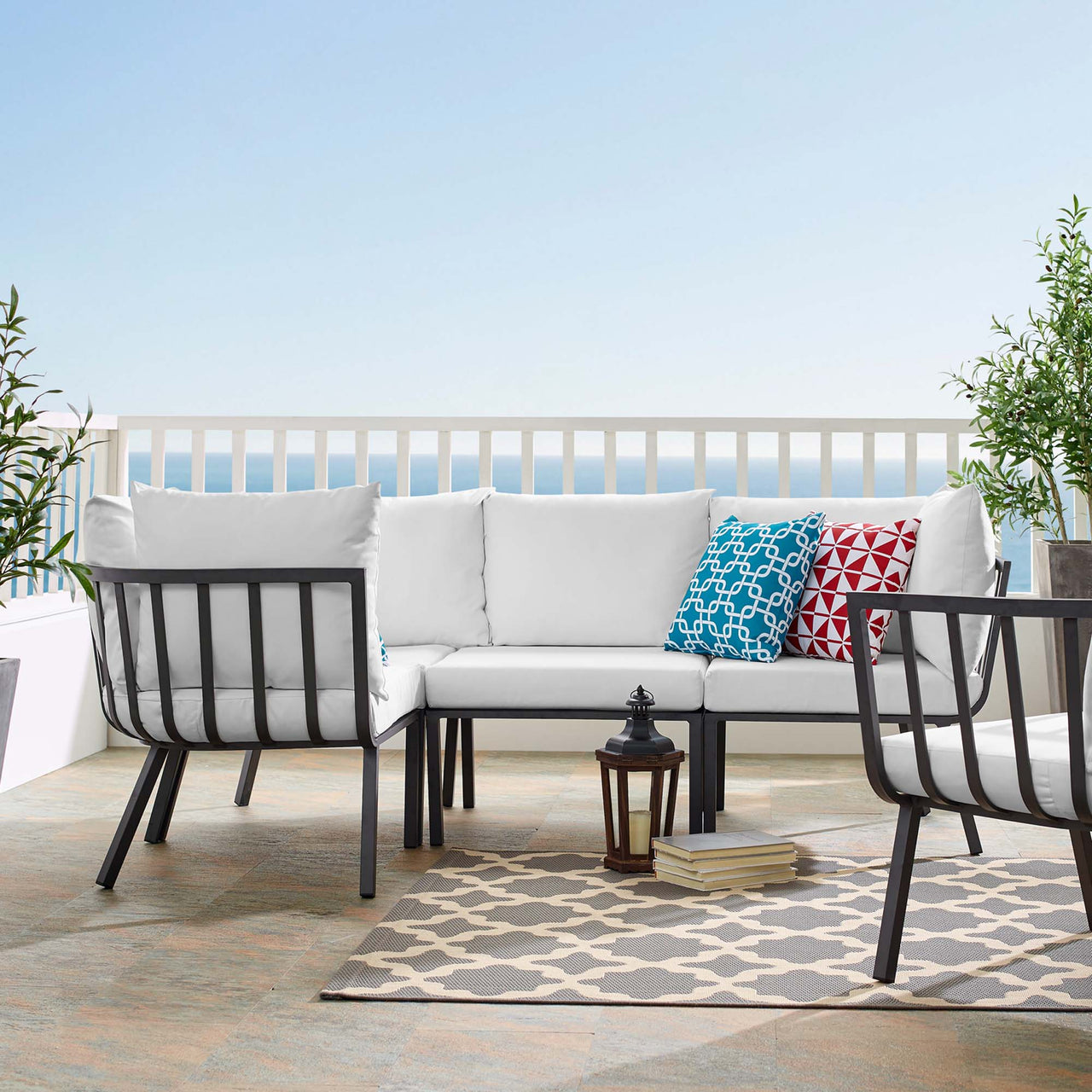 Ocevara 4-Piece Alfresco Sectional, Gray & White