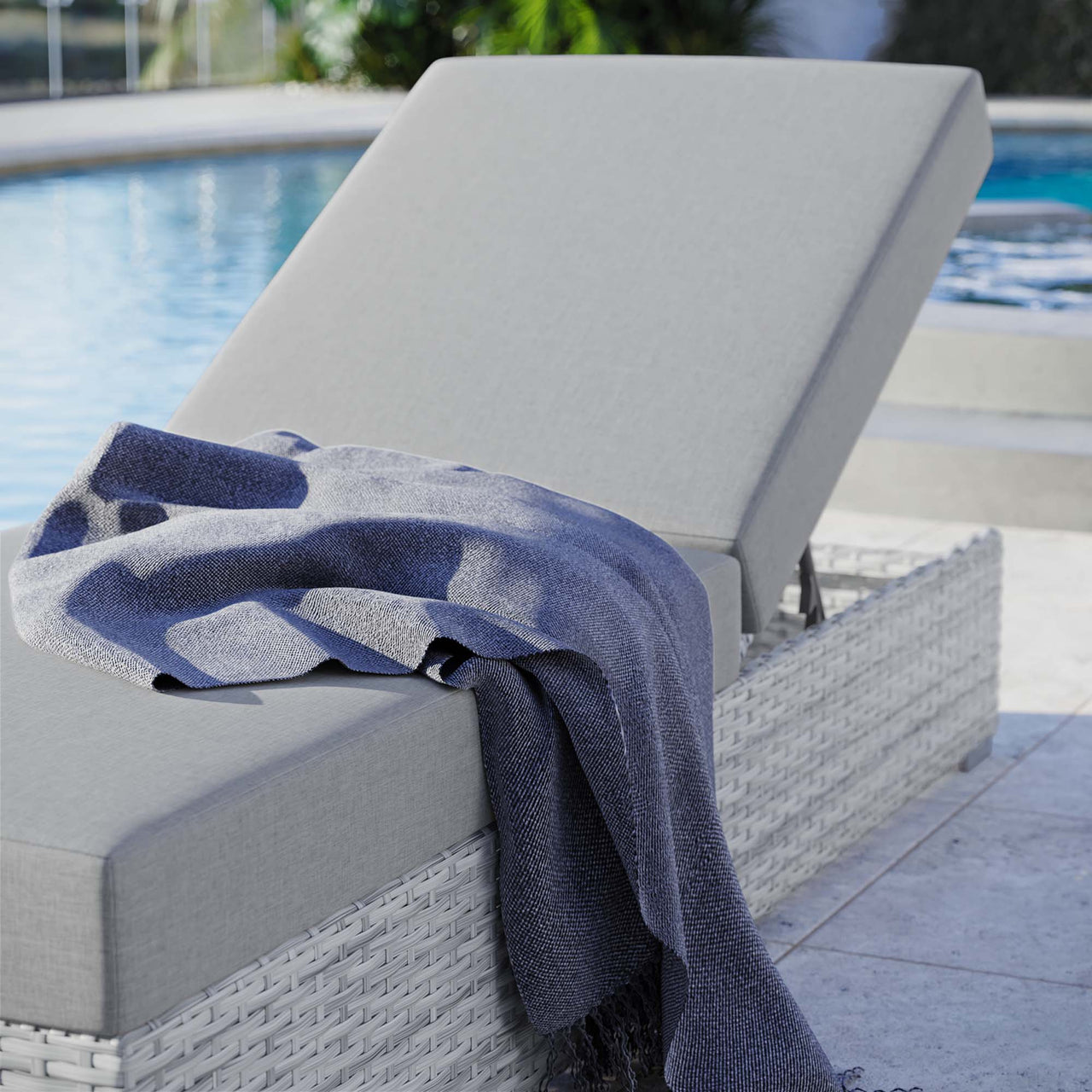 Conversation Alfresco Chaise, Light Gray & Gray