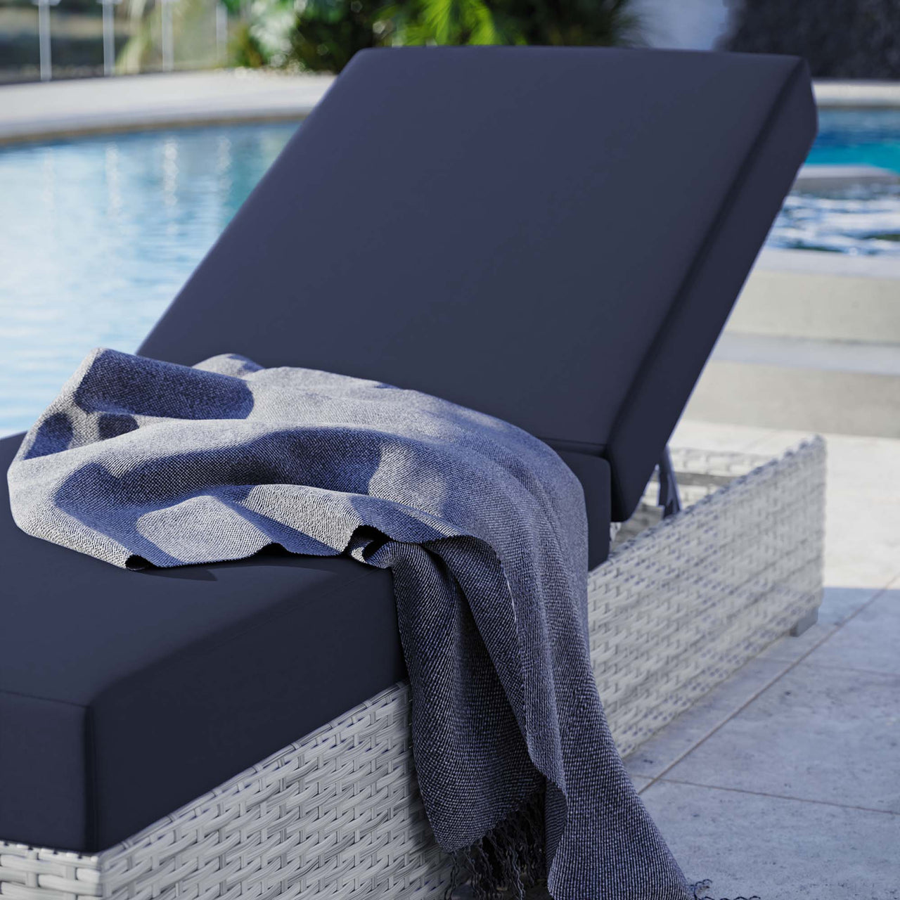Conversation Alfresco Chaise, Light Gray & Navy
