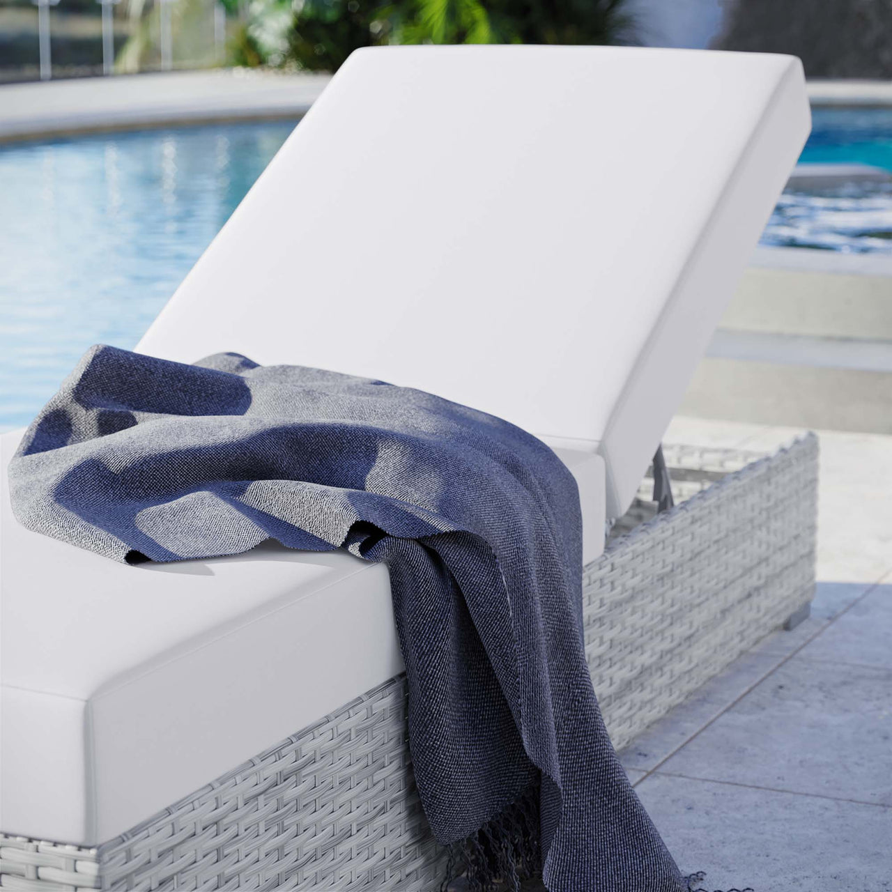 Conversation Alfresco Chaise, Light Gray & White