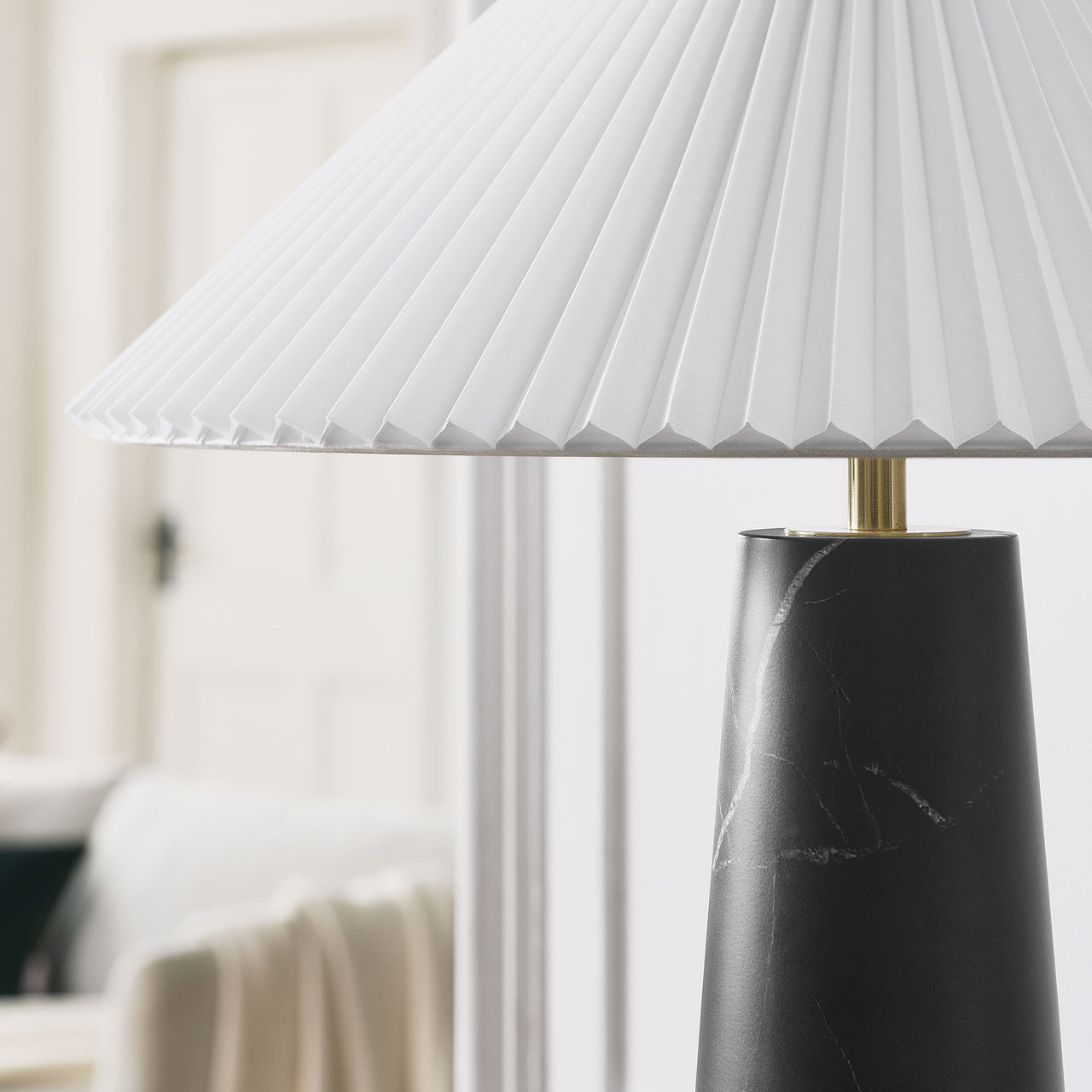Radiance Table Lamp, Black
