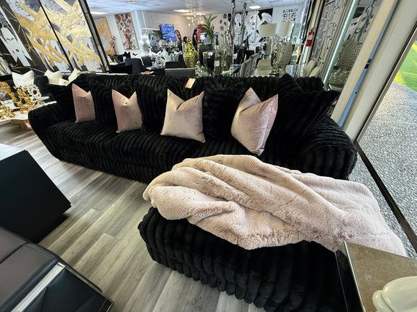 #CurvedSectional #AccentChairs #Texture #Leather #CoffeeTables