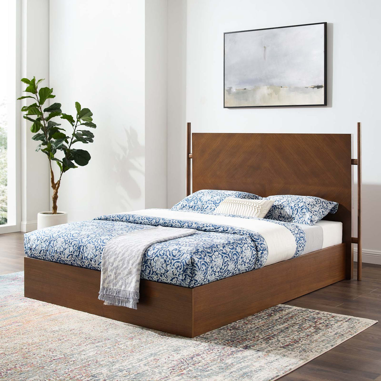Seredra Queen Platform Bed, Walnut