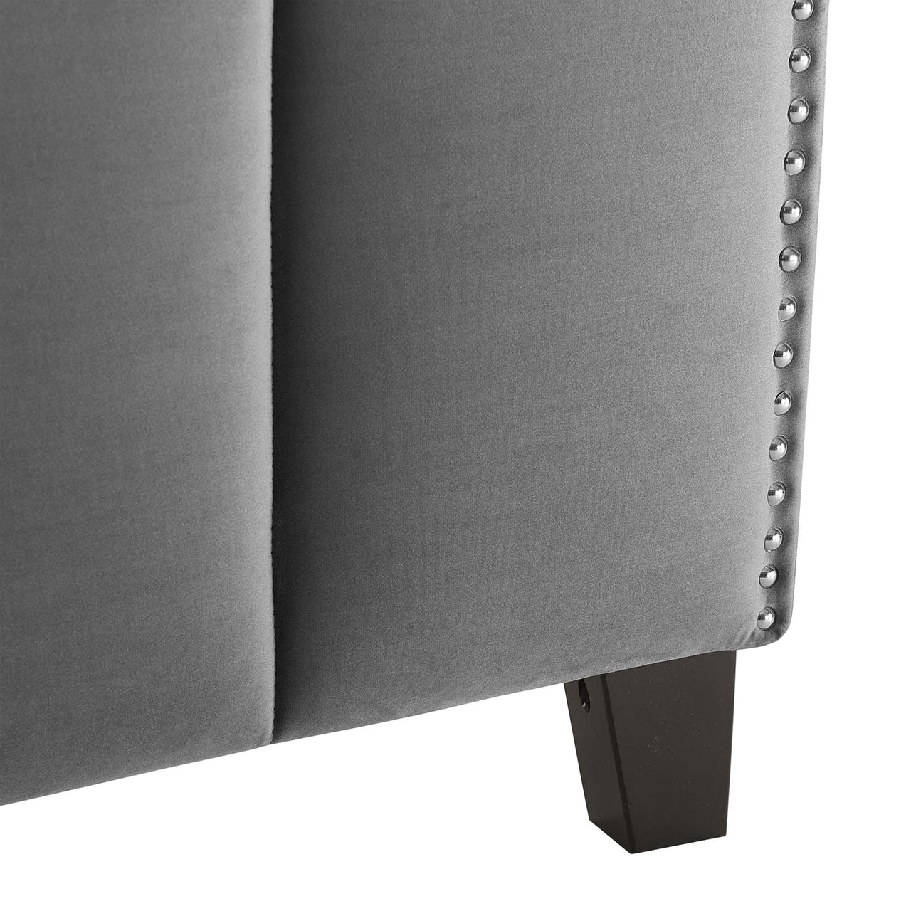 Avrienne Velvet Queen Platform Bed, Gray