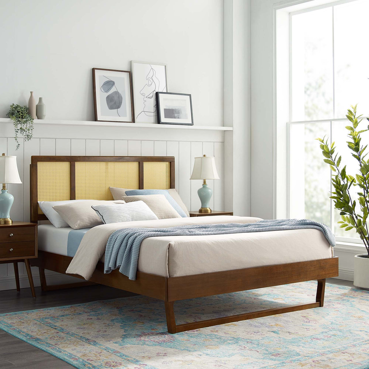 Kaelus King Platform Bed, Walnut