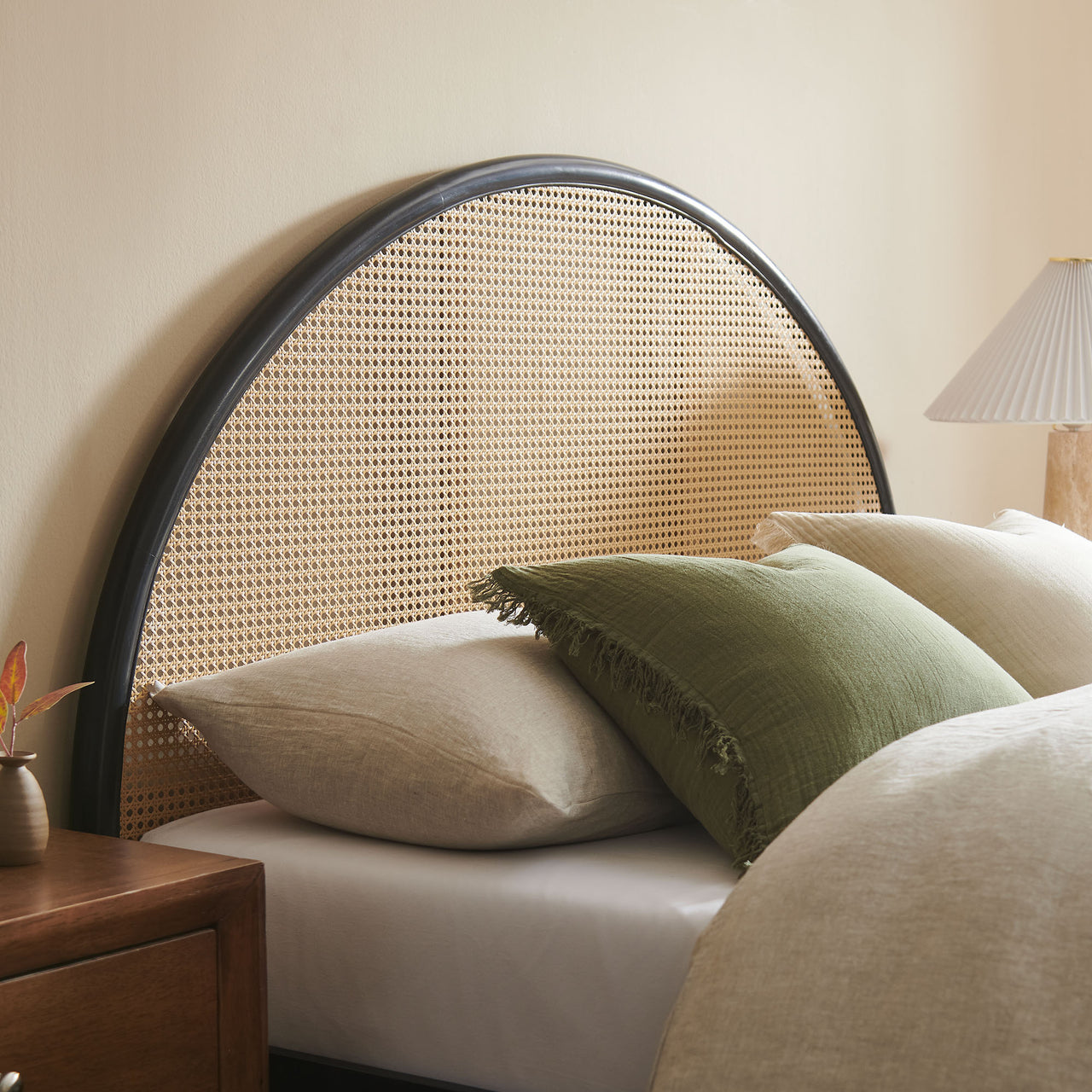 Senyra Queen Platform Bed, Black