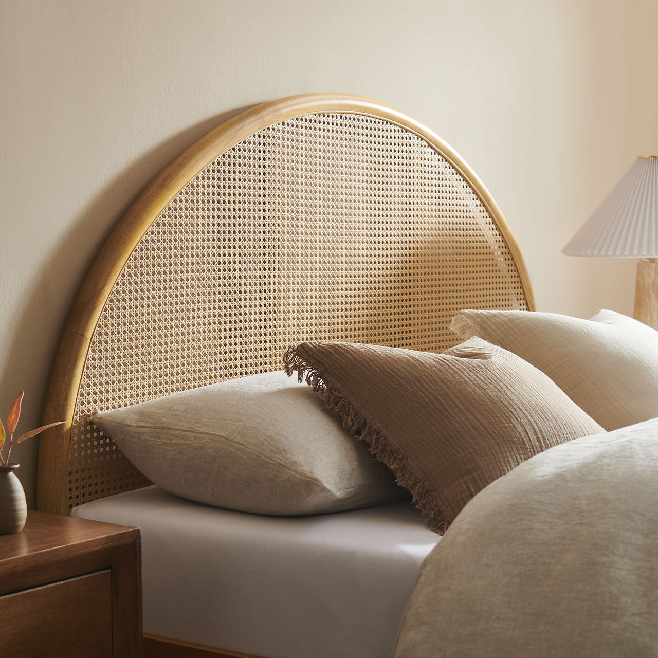 Senyra Queen Platform Bed, Oak