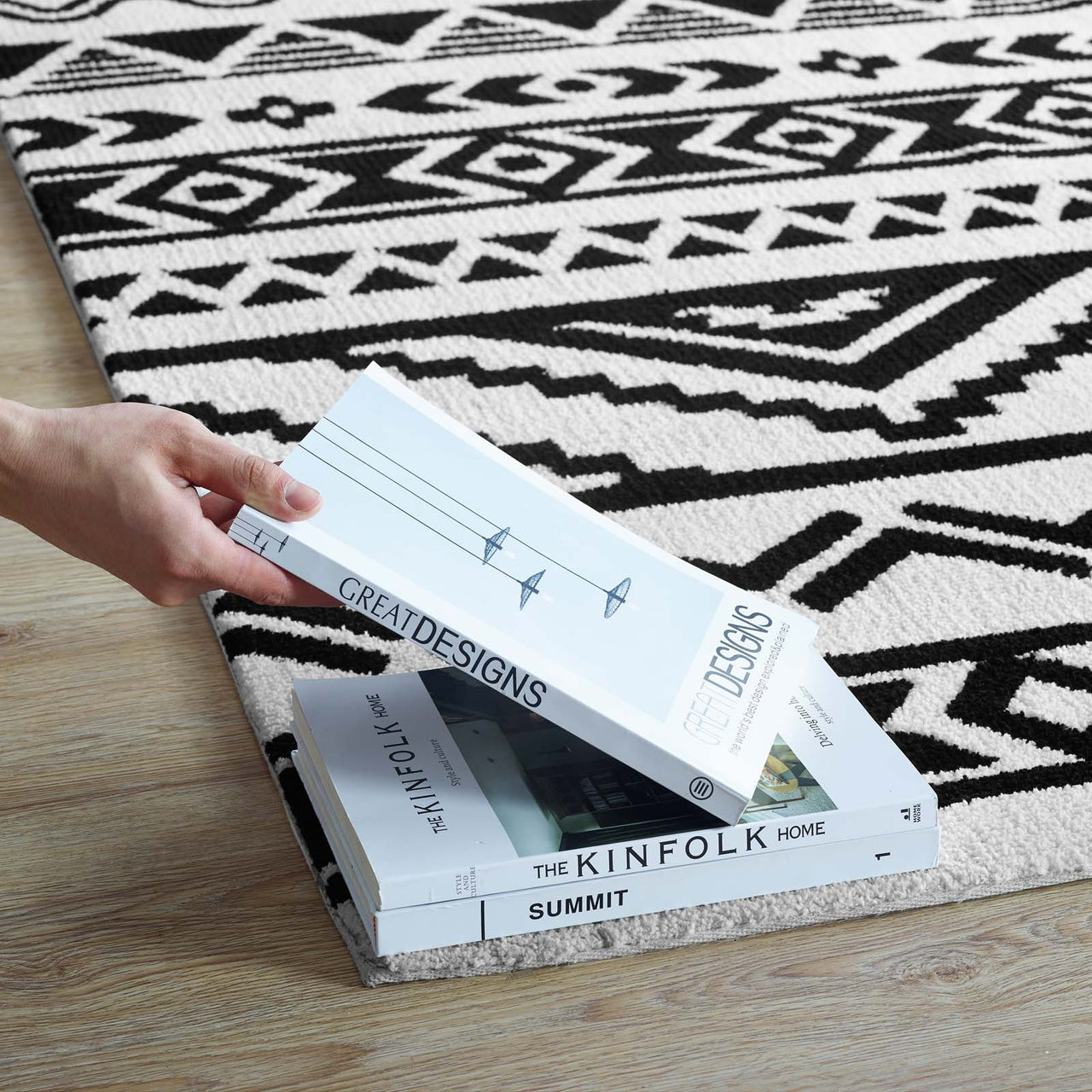 Hypnotizing Trance 5x8 Area Rug, Black & White