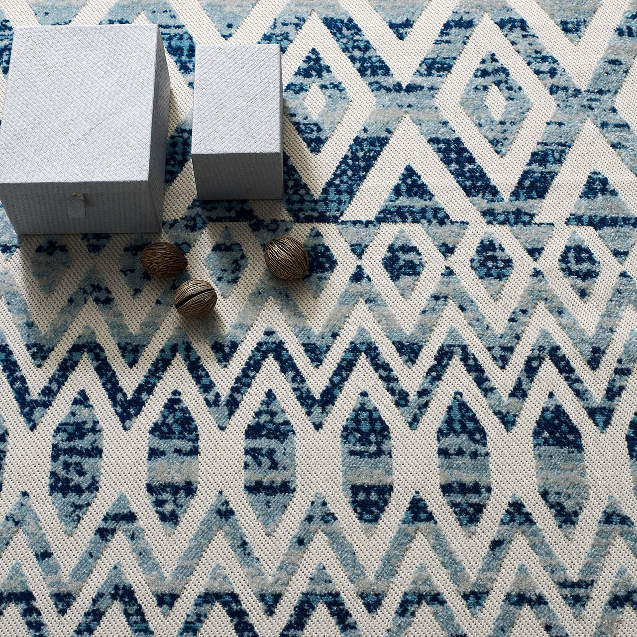 Mirror Pressure 5x8 Indoor | Outdoor Area Rug, Ivory & Blue