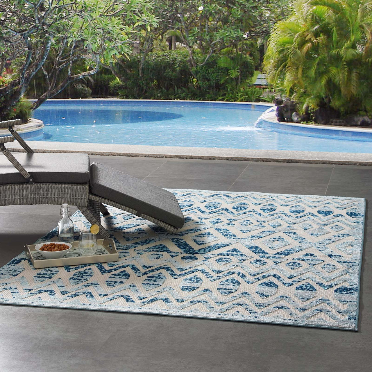 Mirror Pressure 5x8 Indoor | Outdoor Area Rug, Ivory & Blue