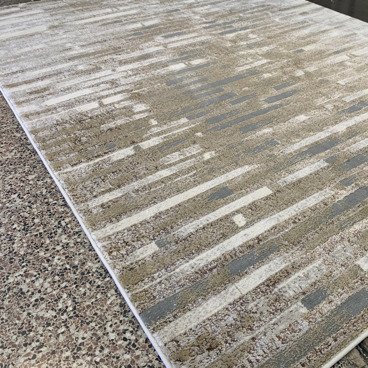 Maximus Shattered Stronghold Indoor | Outdoor Area Rug, Silver & Platinum